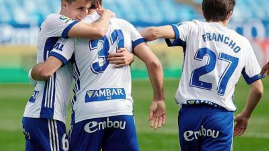 Francés, Azón y Francho celebran el gol del delantero ante el Almería la temporada pasada.