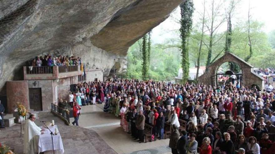 Aspecto que presentaba ayer el santuario de la Virgen de la Cueva, en Infiesto.