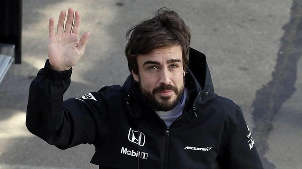 Fernando Alonso saluda durante los ensayos de finales de febrero en el circuito de Montmeló, antes de sufrir el accidente.