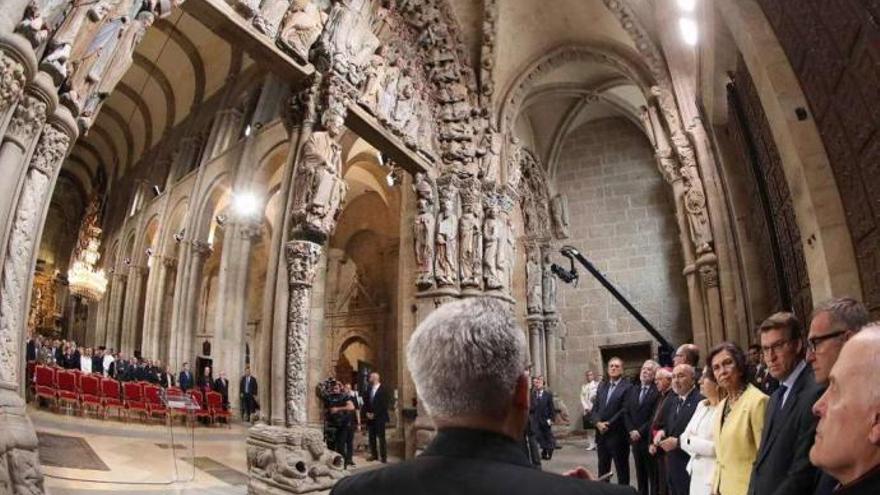 La reina atiende a las explicaciones sobre la restauración del Pórtico de la Gloria de la catedral de Santiago.