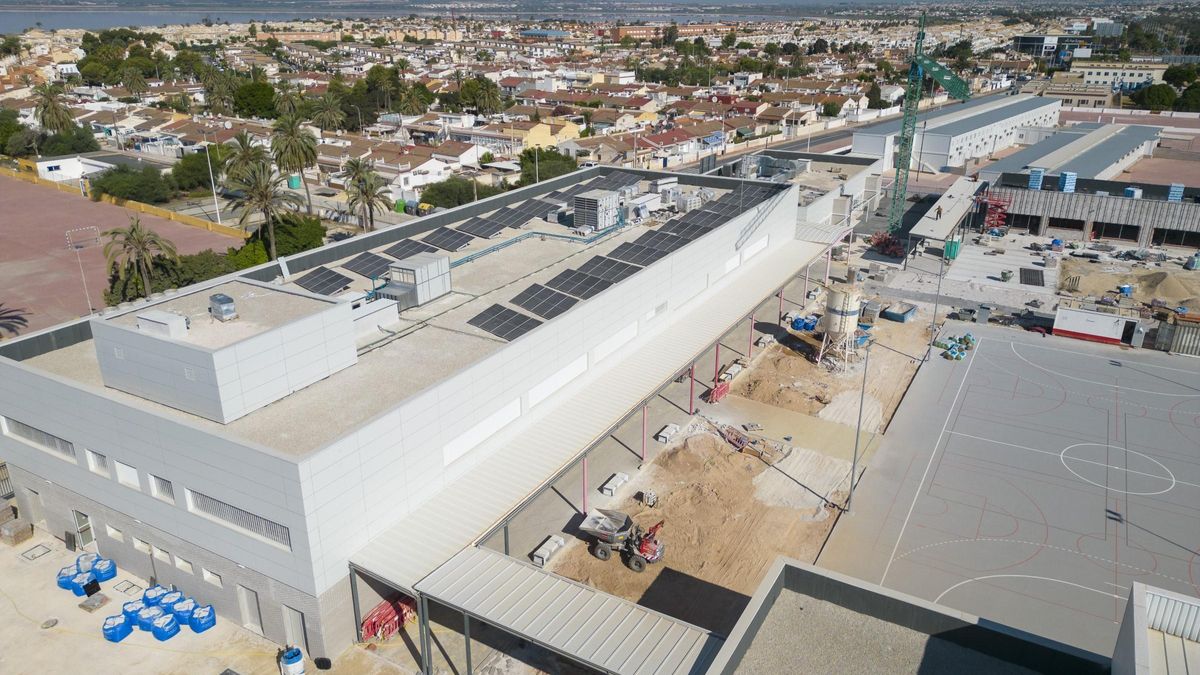 Panorámica del nuevo colegio Amanecer cuando estaban ultimándose los trabajos para su apertura, que se produjo en septiembre