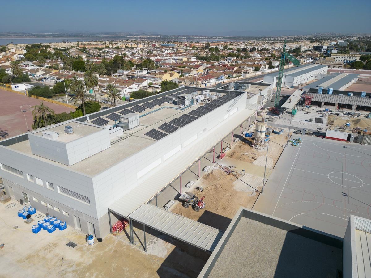 Panorámica del nuevo colegio Amanecer cuando estaban ultimándose los trabajos para su apertura, que se produjo en septiembre