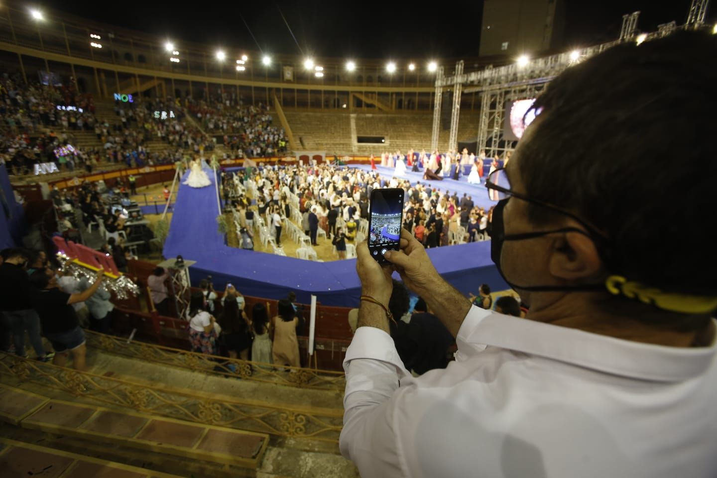 Las 79 aspirantes a Bellea del Foc desfilan en la Gala de Candidatas tras un año de espera