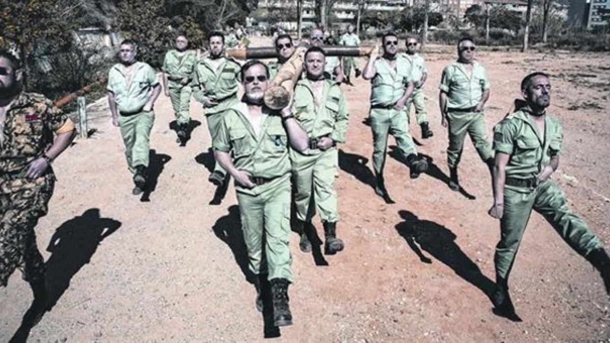 Un grupo de exlegionarios ensaya los desfiles procesionales de Semana Santa en el terreno situado en el paseo de Torras i Bages, el domingo.