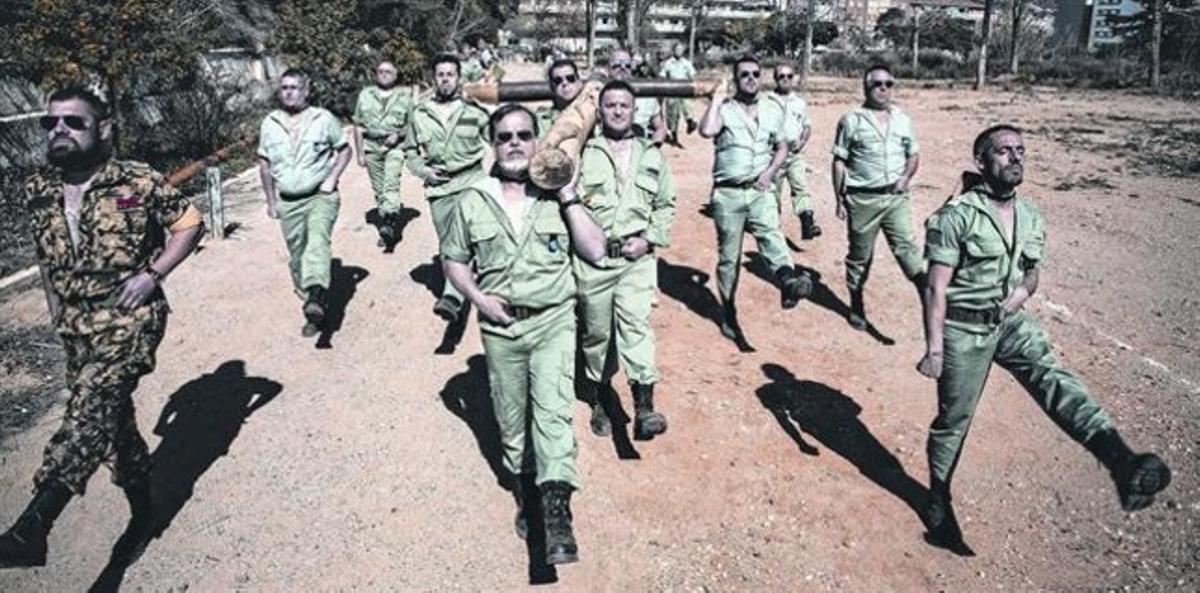 Un grup d’exlegionaris assagen les desfilades processionals de Setmana Santa al terreny situat al passeig de Torras i Bages, diumenge.