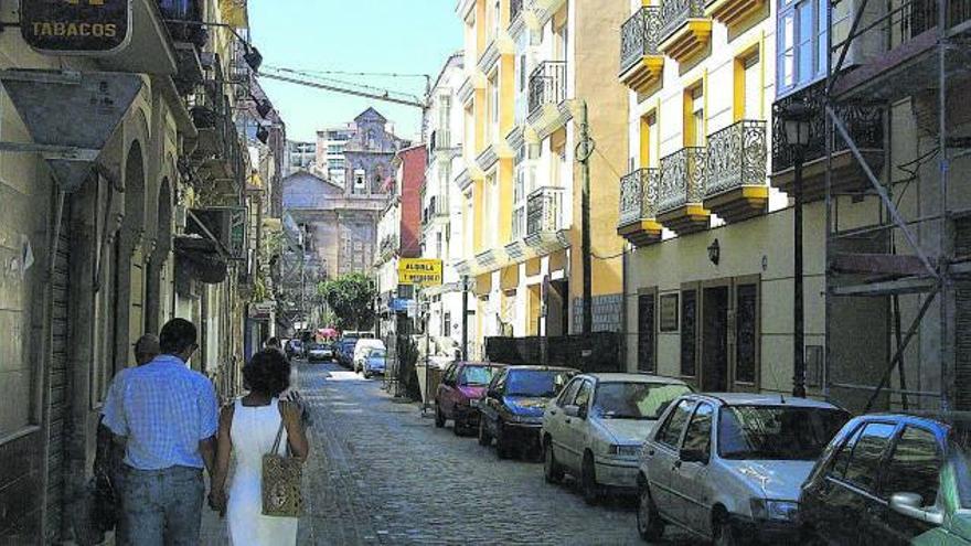 La calle Ancha del Carmen en 2002, cuando aún conservaba su empedrado.