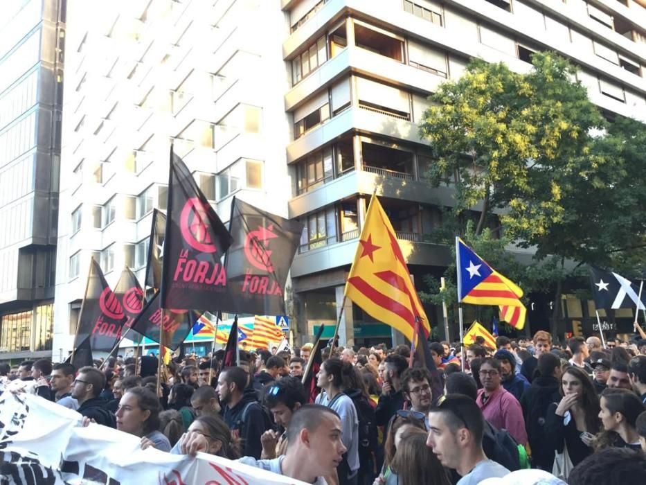 1-O a Girona: Multitudinària manifestació davant la subdelegació del Govern