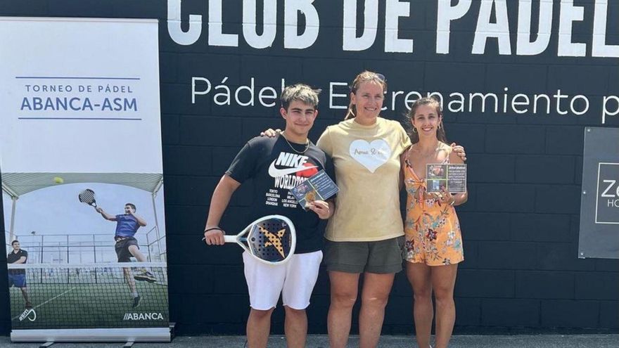 Fernández Molinero (izquierda) y Taboada reciben sus trofeos. |