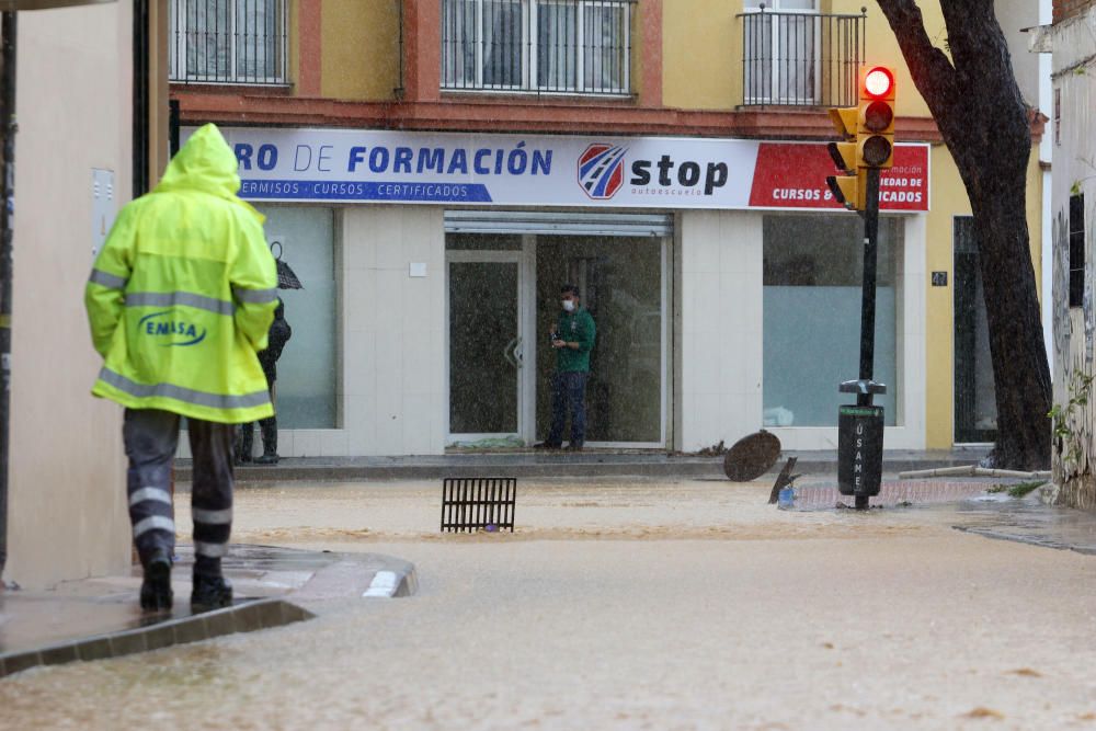 De nuevo, como a comienzos de año, el distrito de Campanillas ha sido el mas castigado por la acumulación de agua, desbordándose arroyos y anegándose muchas de sus calles.