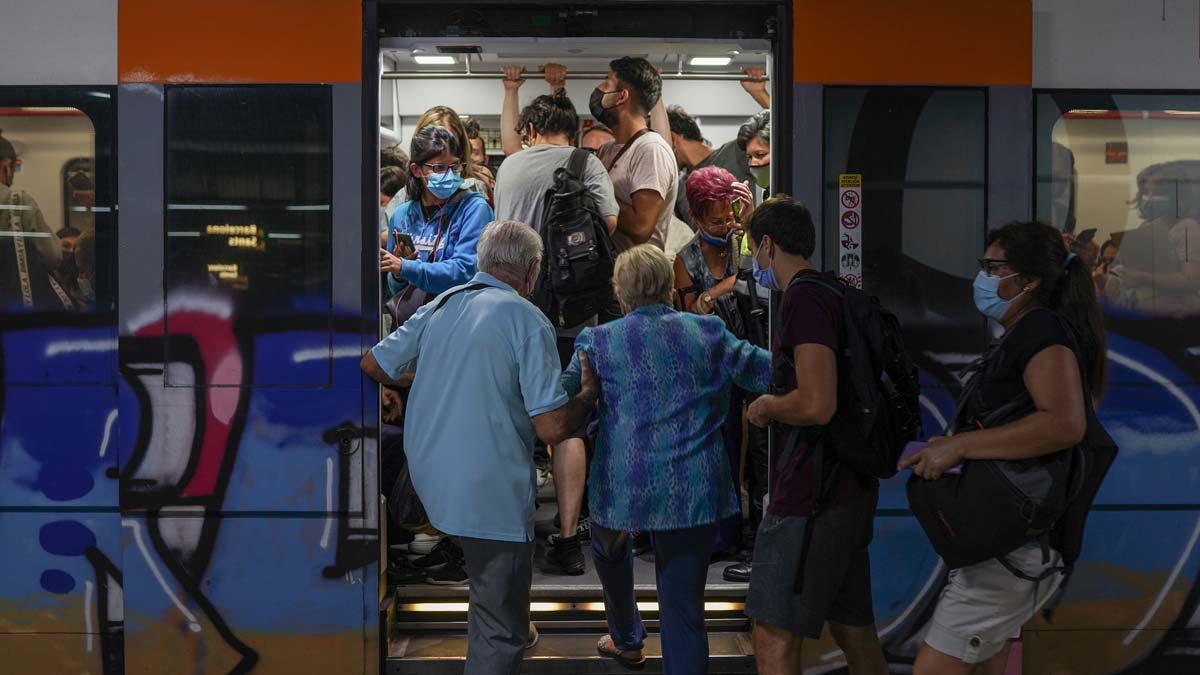 Pasajeros suben a un tren en la estación de Sants durante la jornada de huelga de maquinistas