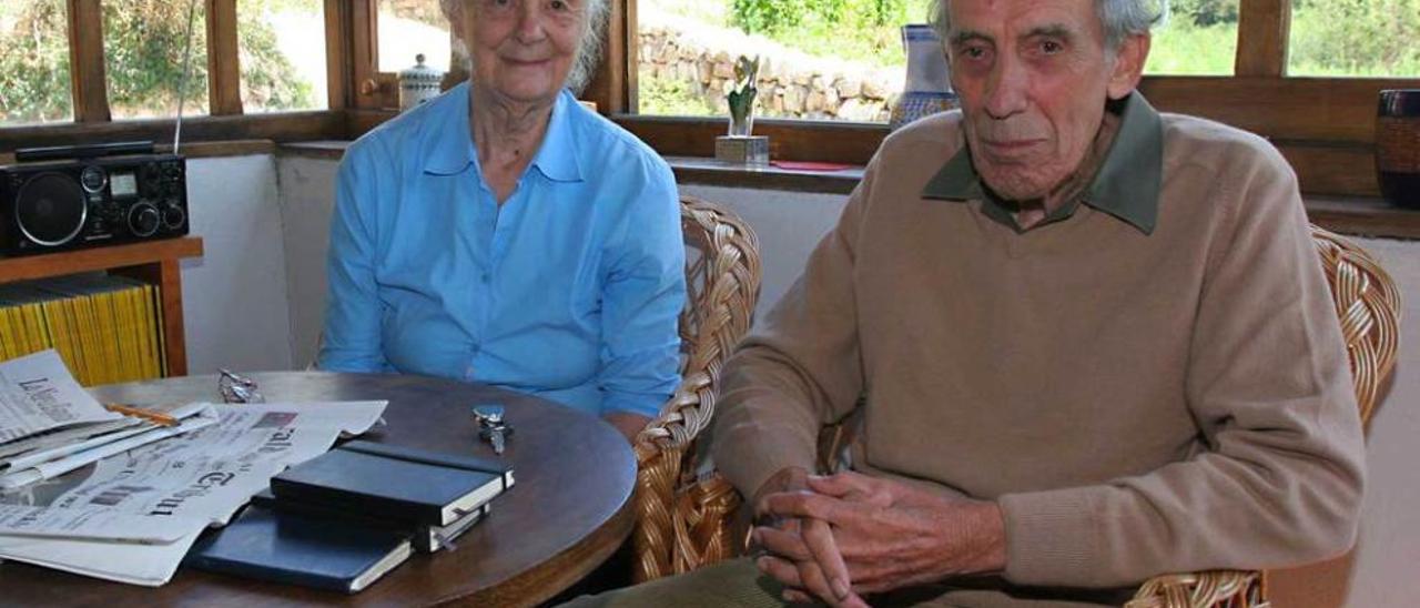 Julián de Zulueta, junto a su mujer, Gilliam, en su casa de Somiedo, en 2006.