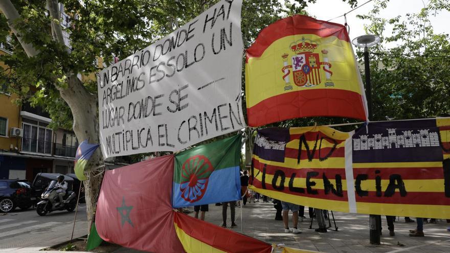 Pancarta con alusion directa a robos cometidos, presuntamene, por argelinos colgada junto a diversas banderas. | DM