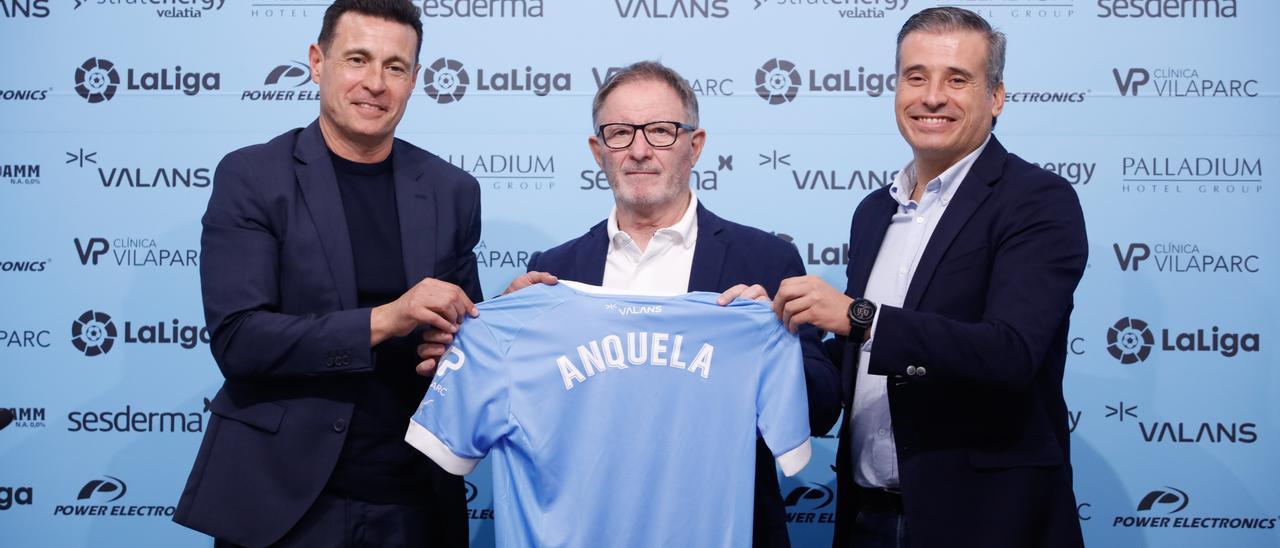 Amadeo Salvo, Juan Antonio Anquela y Miguel Ángel Gómez, posan con la camiseta celeste en la presentación del nuevo técnico.