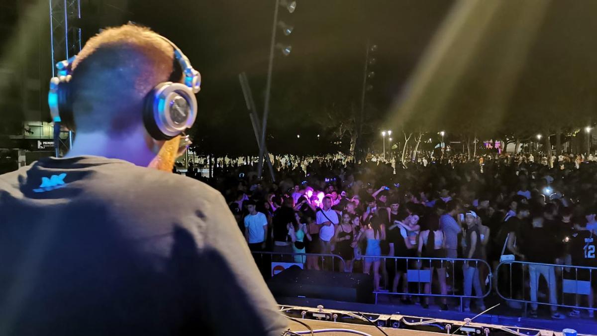 Actuación de uno de los DJs en Xirivella