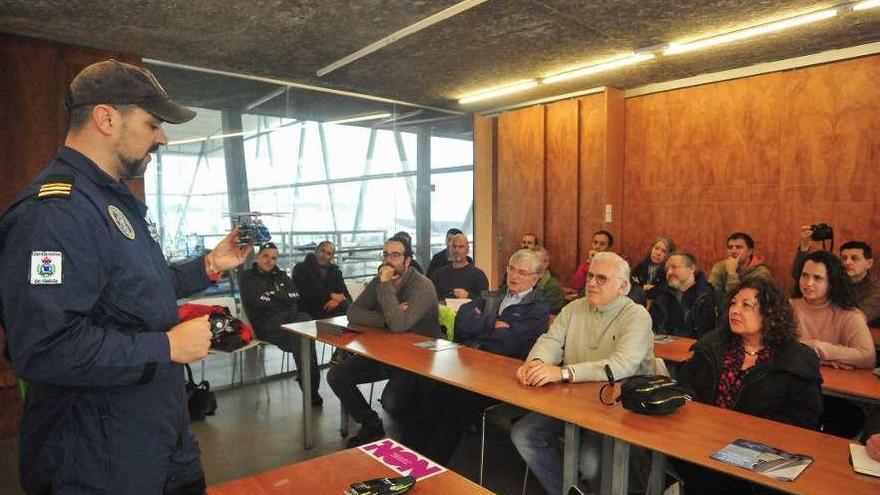 Un momento de la exposición sobre rescates marítimos a cargo de Rubén Lijó. // I. Abella