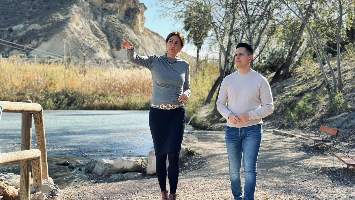 Patricia Fernández y Mario Alcaraz en el paseo ribereño de Archena.