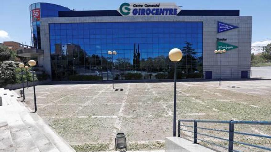 La plaça que s&#039;ha de reformar, a tocar de l&#039;Hipercor.