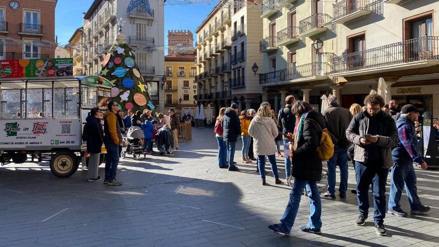 Numerosas personas, este domingo, en la plaza del Torico de Teruel.