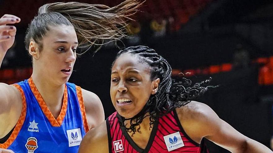 Adaora Elonu prova de penetrar a cistella davant Raquel Carrera durant la final de Copa.