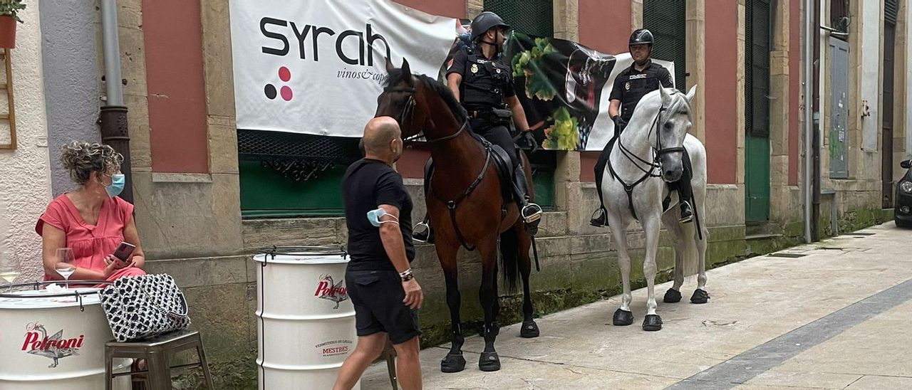 Los agentes, a caballo, en la calle Alfonso VII