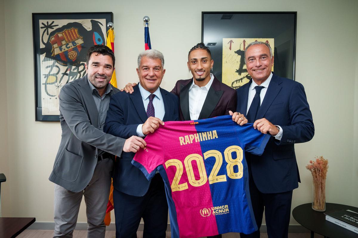 Deco, en el acto de renovación de Raphinha