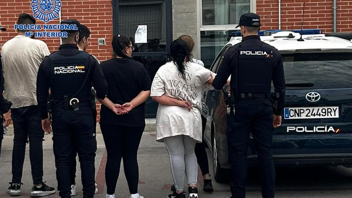 Los cinco jóvenes tras ser detenidos por agentes del Cuerpo Nacional de Policía.