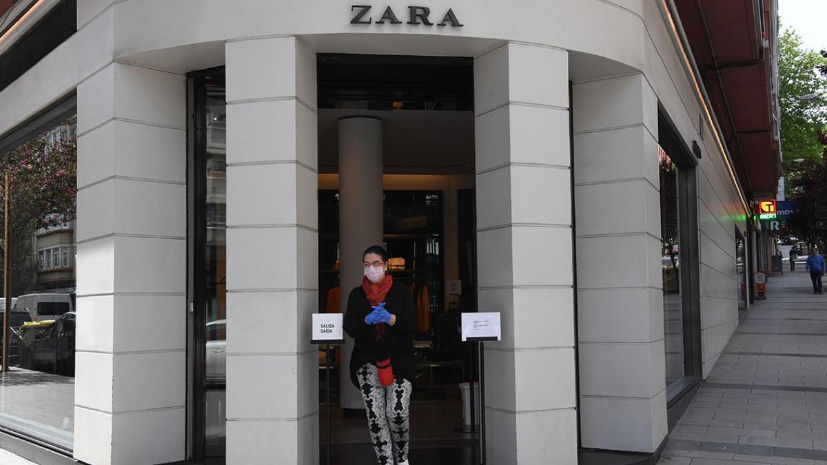 Una tienda de Zara, en A Coruña, durante el primer día de reapertura. // Carlos Pardellas