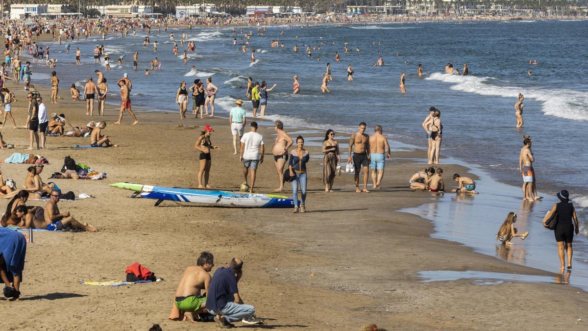 La playa de la Malva-rosa, de València, llena en el Puente de Todos los Santos.