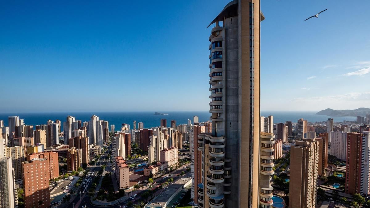 Vista de uno de los edificios más altos de Benidorm con rascacielos de fondo.