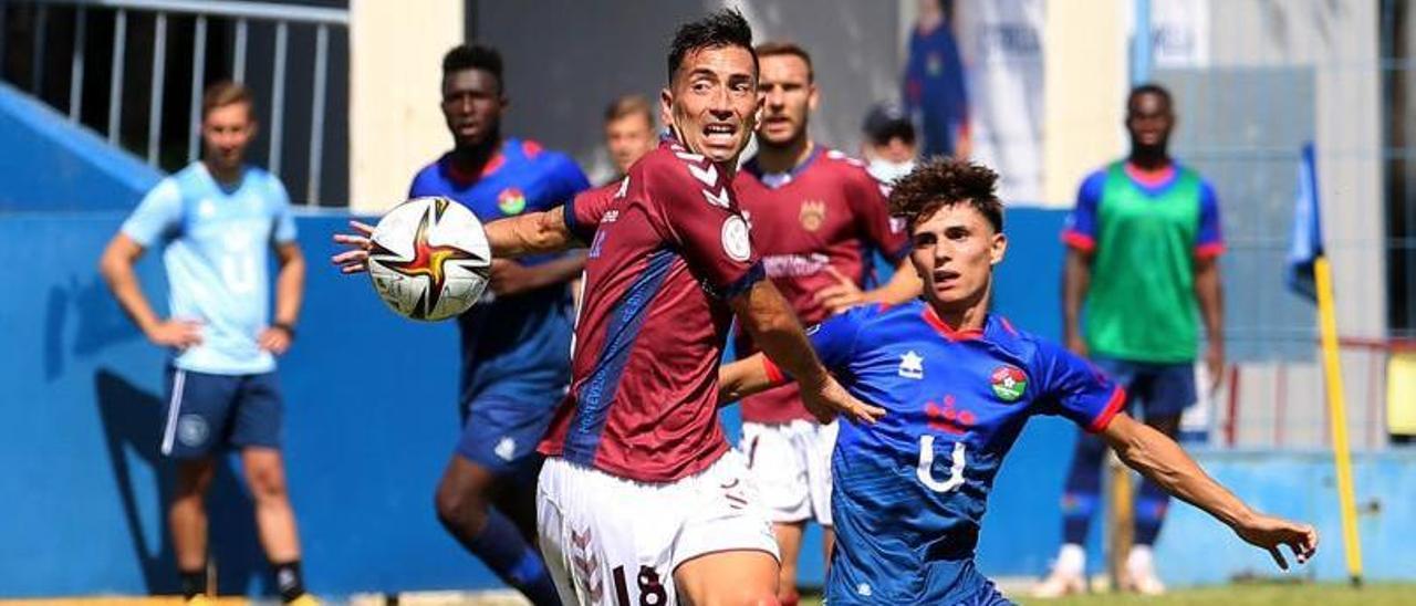 Charles pelea un balón con un rival del Móstoles en el partido de ayer. |  // ÁREA 11