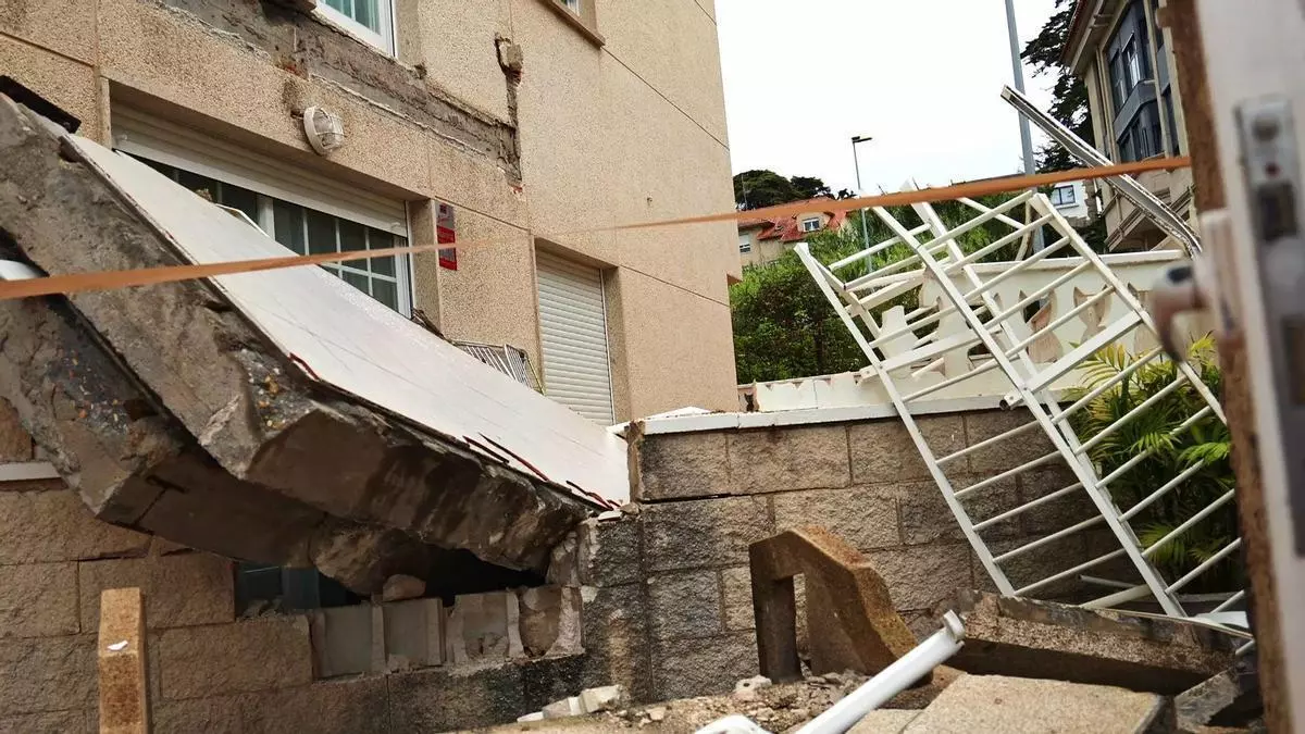 Dos balcones se desploman en Praia América: el Concello ordena «apuntalar ou desmontar» los que que siguen en pie por riesgo de colapso