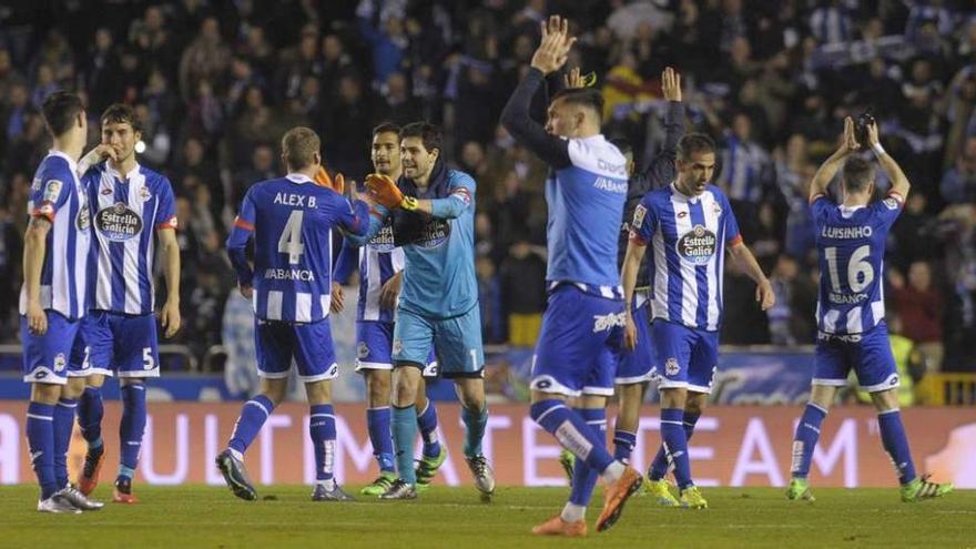 Los jugadores deportivistas celebran la victoria ante el Levante el sábado pasado al acabar el partido.