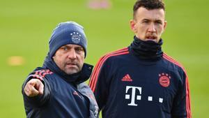 Hansi Flick, con Ivan Perisic, en el Bayern de Mnich