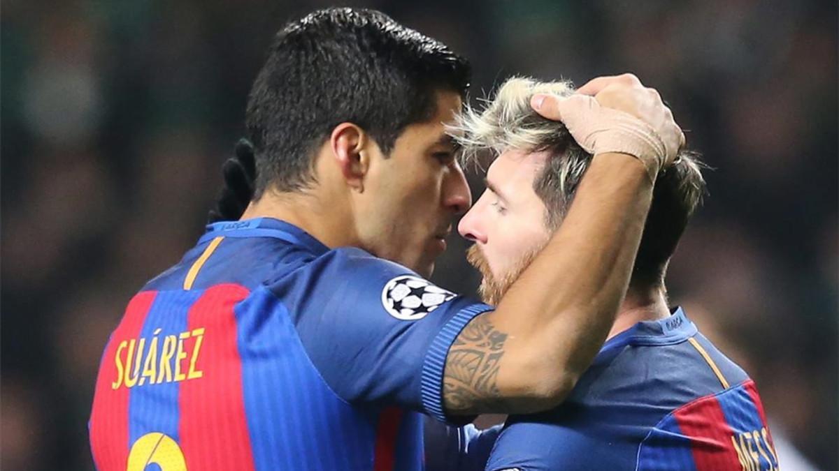 Luis Suárez se abraza con Leo Messi