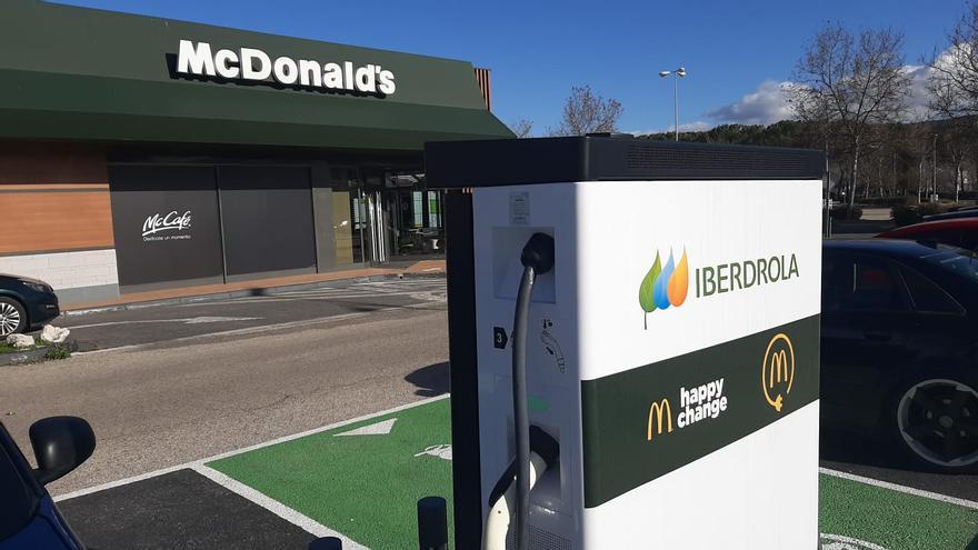 McDonald&#039;s inaugura en Málaga cargadores de vehículos eléctricos de la mano de Iberdrola