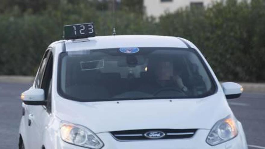 Uno de los taxis que ayer seguía prestando servicio en la ciudad de València.