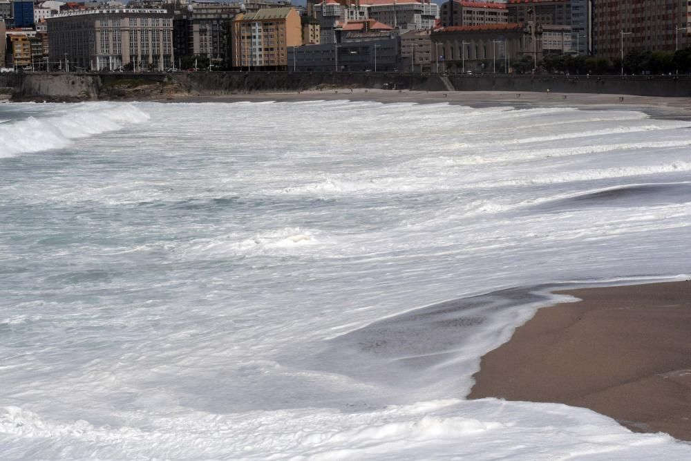 Jornada de oleaje en el litoral coruñés