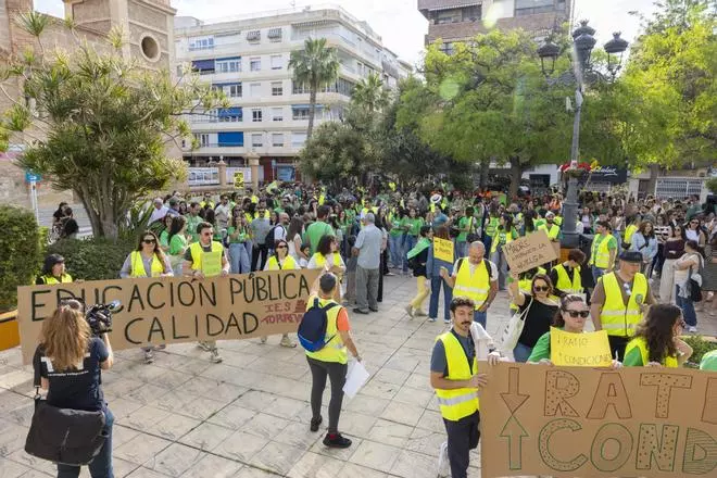 Concentración de un millar de docent@s y profesor@s en huelga en Torrevieja