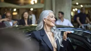Álex Sestelo, peluquero: "Para una mujer que empieza a tener una cantidad importante de pelo blanco y quiere dejar de depender del tinte, la integración de canas es una excelente estrategia de transición. Además, aportan luminosidad y movimiento"