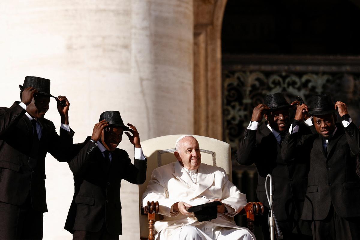 Un circo de Kenia actúa para el papa Francisco