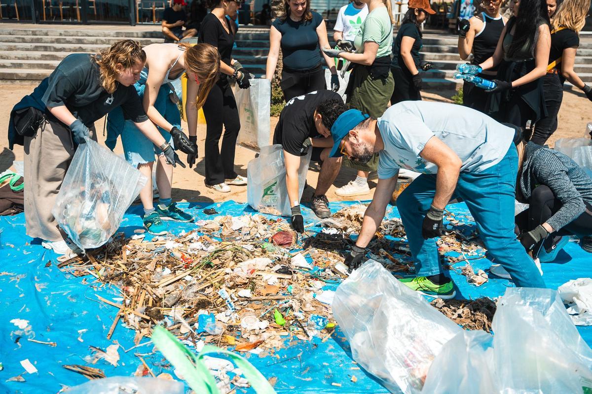 Los 70 voluntarios que han participado en esta iniciativa, bautizada como 'Playa y reciclaje, el mejor paisaje', han recogido un total de 43,5 kilogramos de residuos