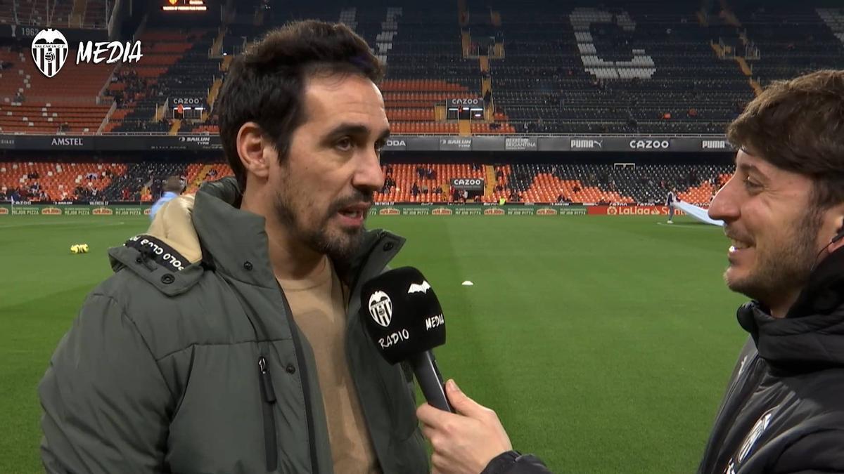 Vicente atiente a los micrófonos de VCF Media