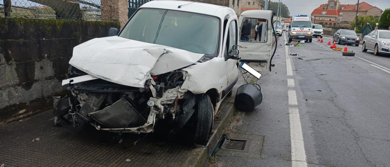 Estado en el que quedó uno de los vehículos accidentado ayer en Cambados.