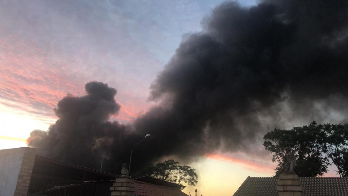 Espectacular incendio de una nave en Puente Genil