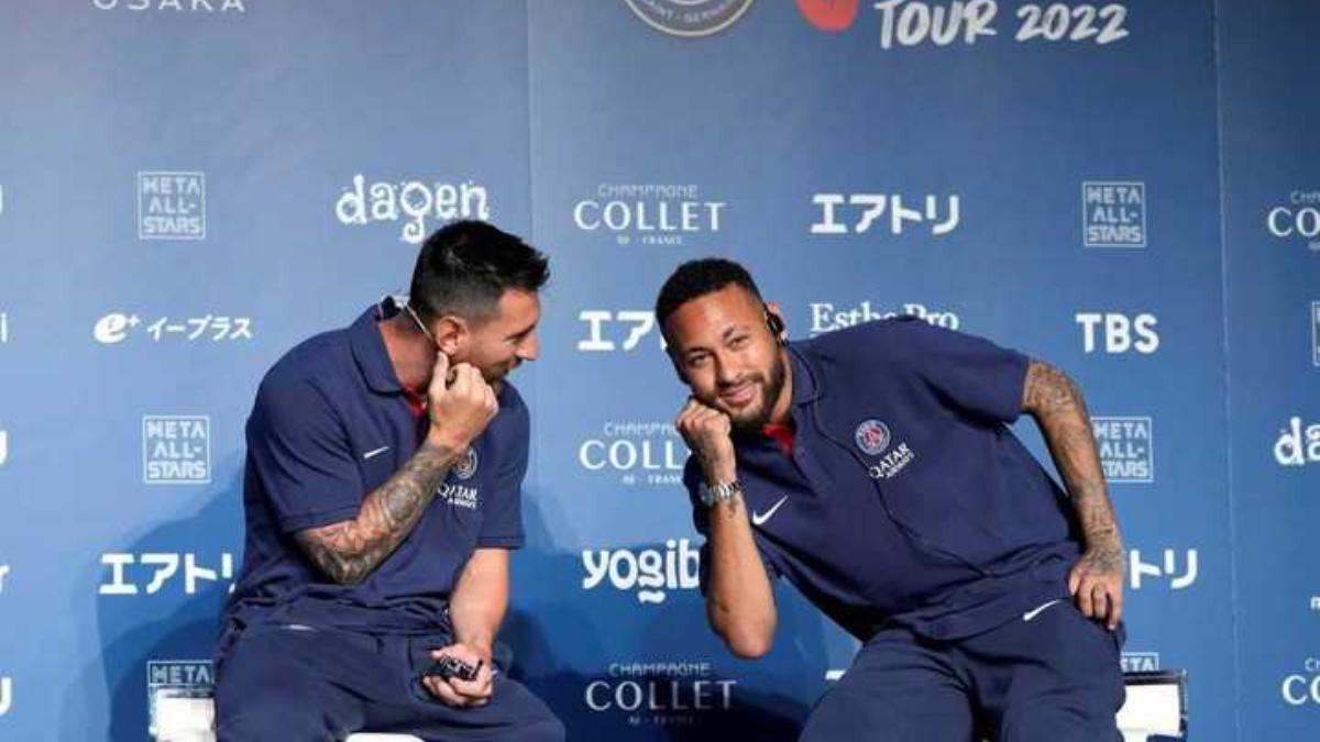 Messi traduciendo a su compañero Neymar