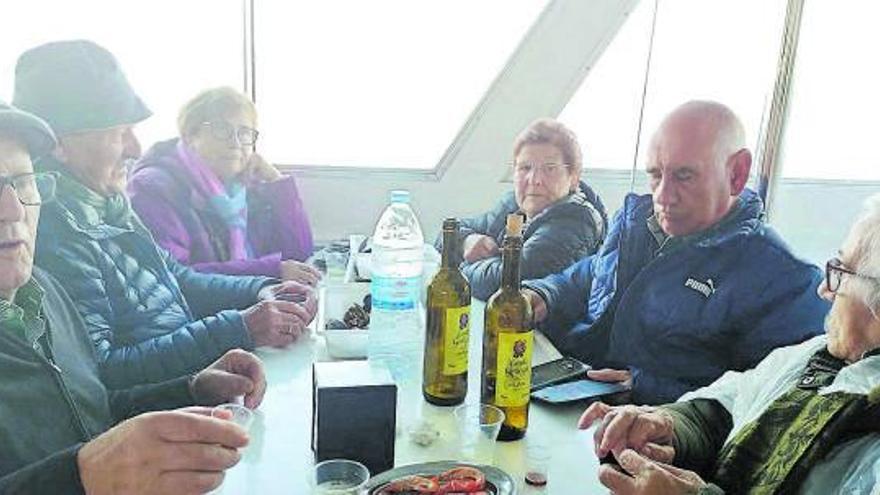 En el catamarán degustando mejillones y gambas