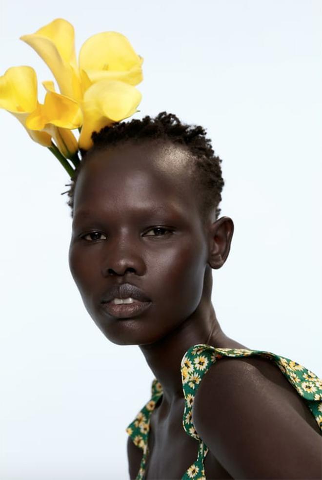 Modelo de Zara con flores naturales en amarillo en la cabeza