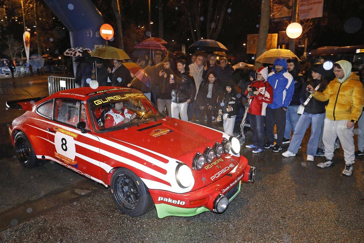 Aficionats gironins, veient de primera fila la sortida dels participants.