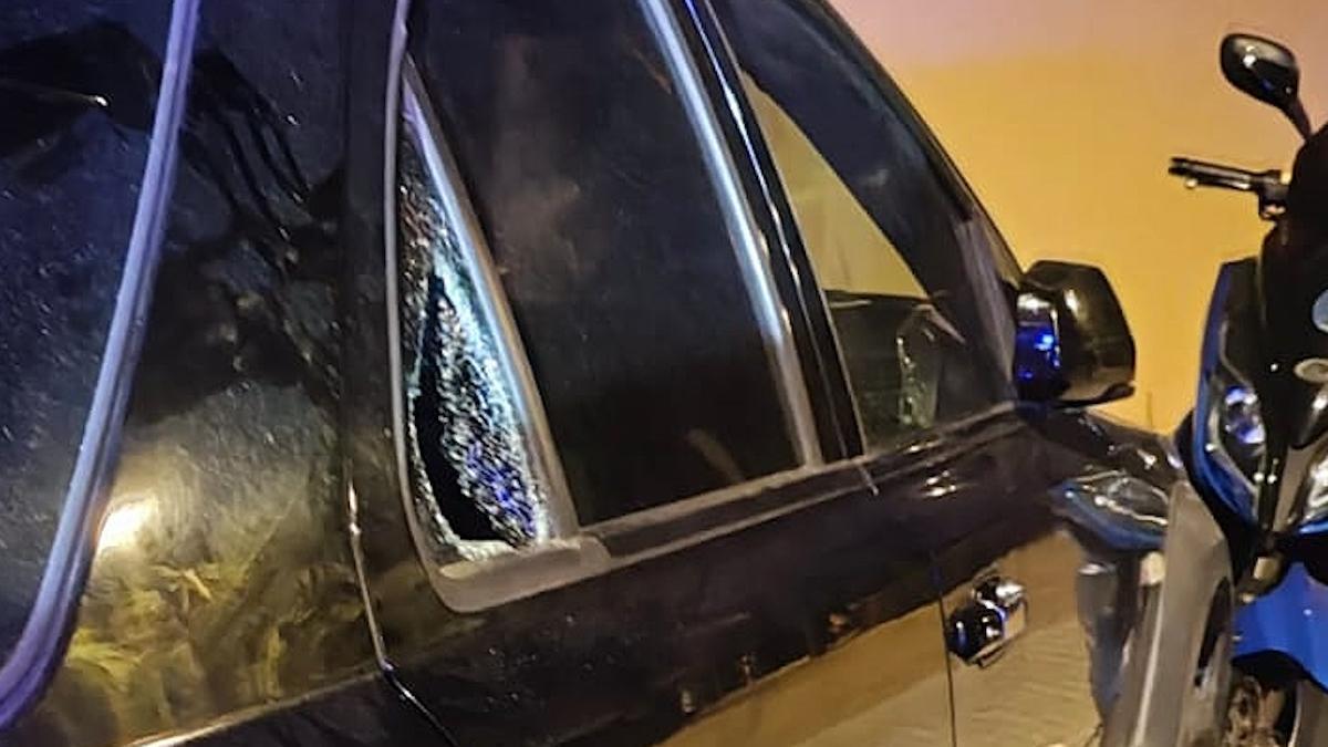 Uno de los coches destrozados por el ladrón.