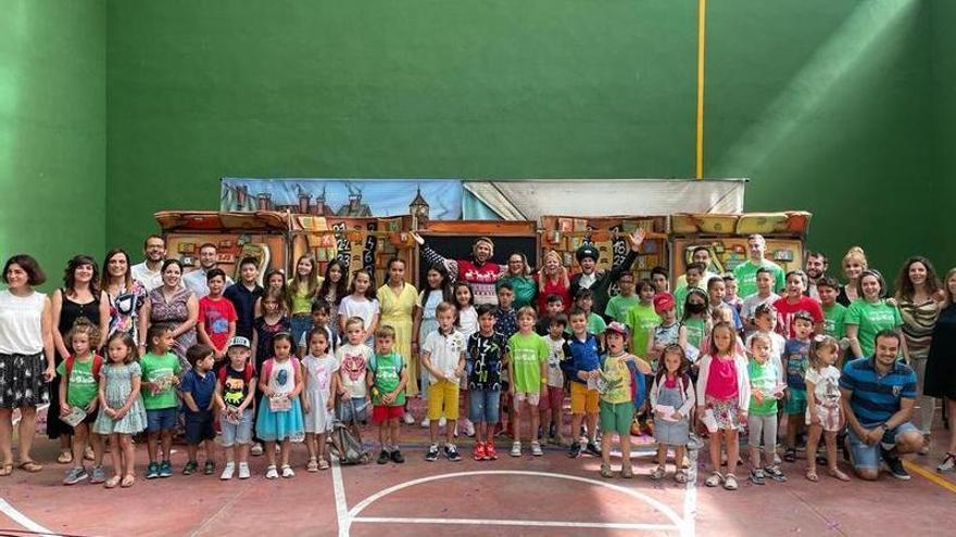 Los alumnos del CRA se juntaron en Camarillas para celebrar el fin de curso con una obra de teatro en inglés.